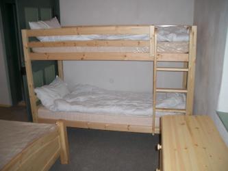 Etagenbett mit Kopfkissen und Steppbett